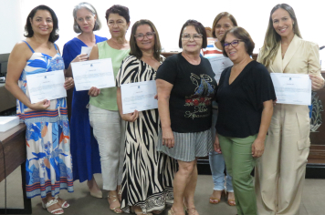A Procuradoria da Mulher da Câmara Municipal de Santa Rosa de Viterbo homenageia palestrantes e mulheres inspiradoras em uma cerimônia emocionante.